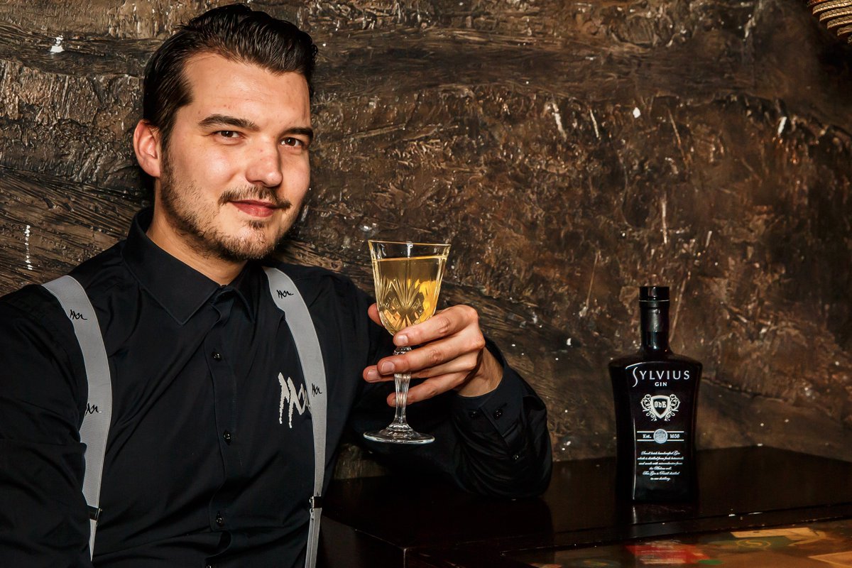 Sylviusgin's tweet photo. Godfather Martini, #HedonistSociety, #HedonistChoice, #Sylviusgin for the recipe go to: https://t.co/vR5yMb6IBv https://t.co/zYDBTUZjy3