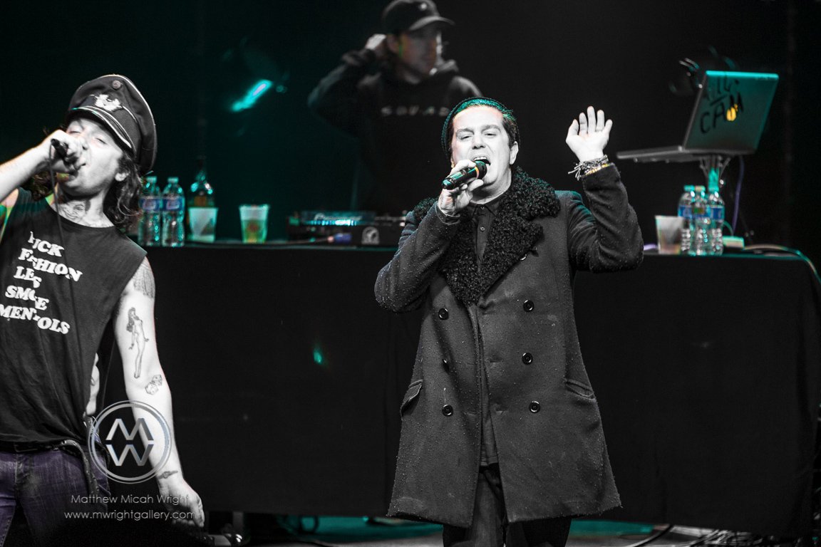 mwrightgallery's tweet photo. #dirtnasty and #scottrusso of #unwrittenlaw join #mickeyavalon onstage at #observatoryoc @mickeyavalon https://t.co/vYELSwgoAQ