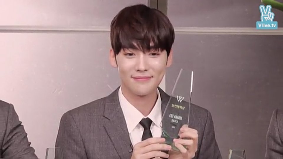 akiresean's tweet photo. done watching mah babies on #Vapp 😉 [replay] #WINNER  #ExitAwards #EXITMOVEMENT #E @inclesam @WINNERUPDATES https://t.co/Xm5b5WaENS