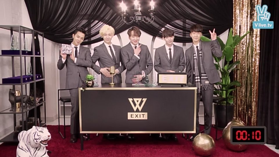 akiresean's tweet photo. done watching mah babies on #Vapp 😉 [replay] #WINNER  #ExitAwards #EXITMOVEMENT #E @inclesam @WINNERUPDATES https://t.co/Xm5b5WaENS