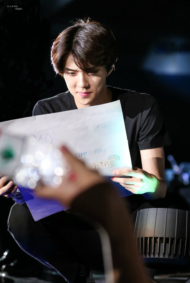 BUBBLETEAHOLIC's tweet photo. #SEHUN หยิบรูปที่แฟนคลับวาดให้ขึ้นมาดูแล้วนั่งยิ้ม >< cr:SEHUN_AppleOfMyEye
https://t.co/E3YZEXlDm8 https://t.co/KszOUVMhRB