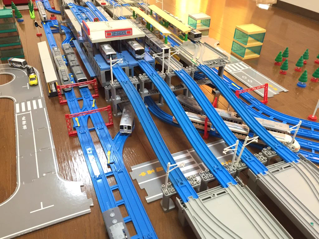 プラレールで駅を丸ごと作ってしまった人が最強すぎる...
