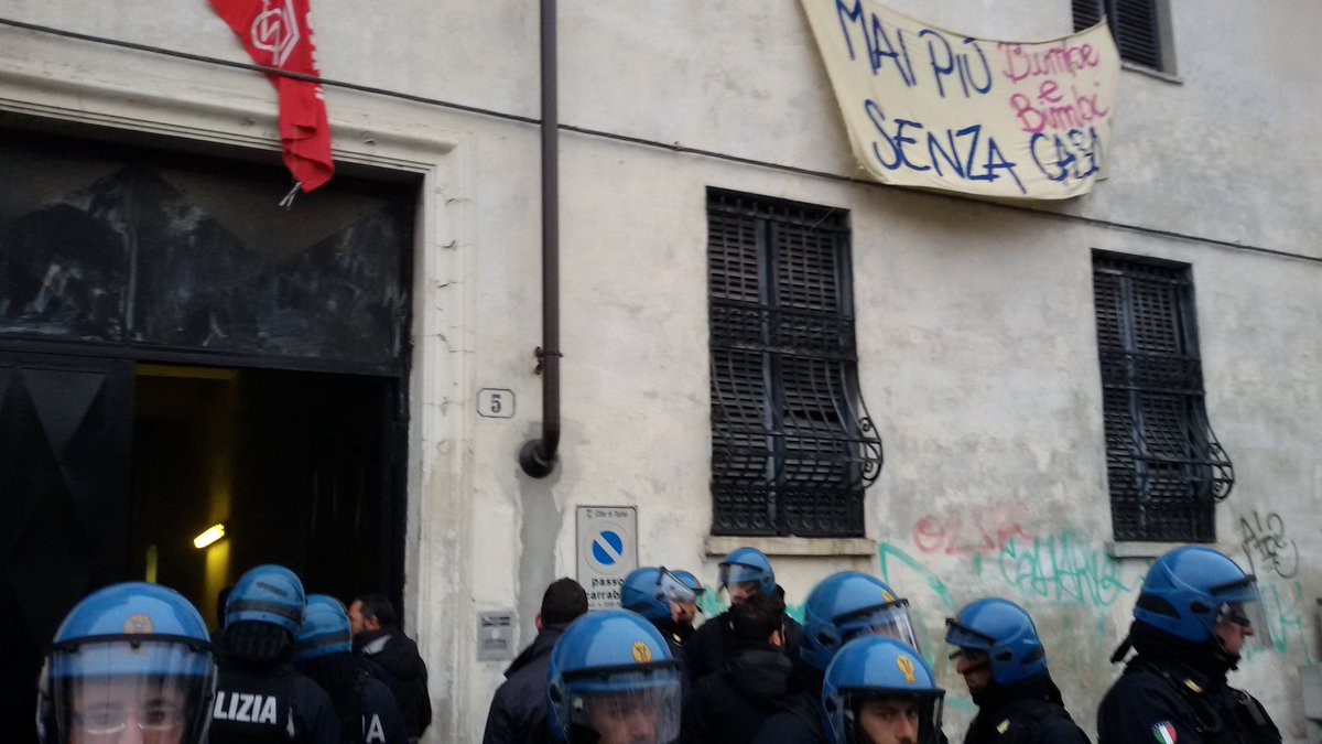 blutarski_bluto's tweet photo. #Torino Stanno sgomberando occupazione abitativa di Via Modane. Vigili del fuoco complici! @CoordLottaCasa @bpm_roma https://t.co/L5l3KDs5jM