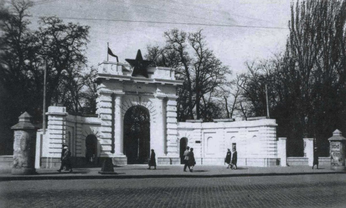 RetroDnipro's tweet image. Главный вход в Парк физкультурников (ныне парк им. Глобы).
Начало 1930-х годов.#ретроднепр