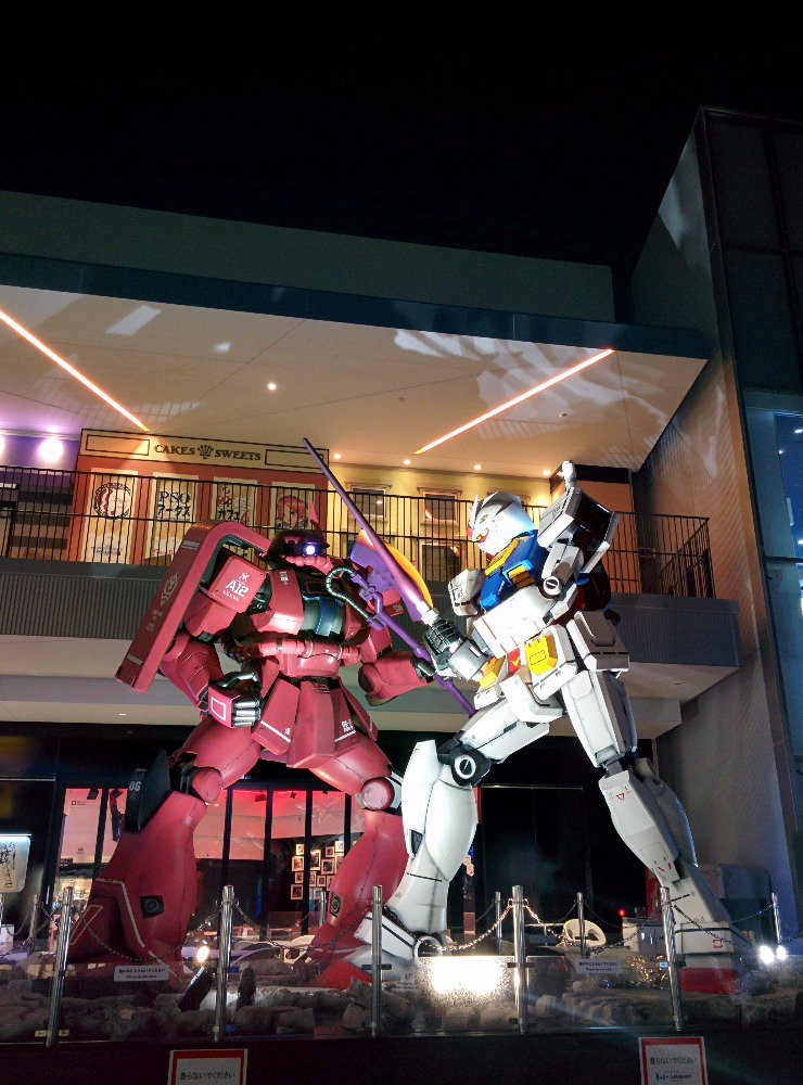 firo's tweet image. 外ではアムロとシャアがいい感じにやりあってました。