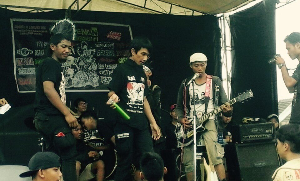 los q amamos todos los generos del rock desde el punk hasta el metal rusak total !