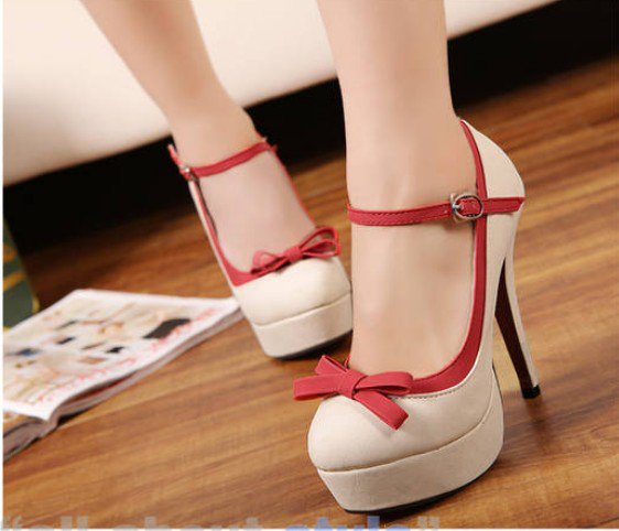 Девушка в туфлях. Девочка на каблуках. Девушка в туфлях. Каблуки для детей. Детские туфли на каблуках.