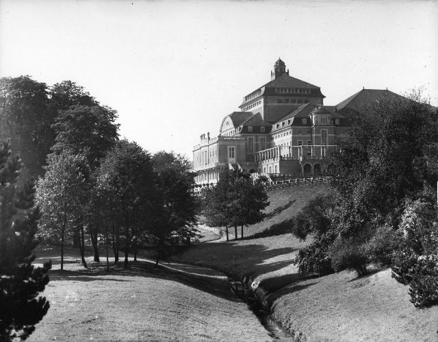 Das #Stadtarchiv gibt wieder ein #Rätsel auf. Welches Gebäude in #Kassel ist/war das? bit.ly/gewinnspiel0216 (mic) https://t.co/NNBaH9o3ZA