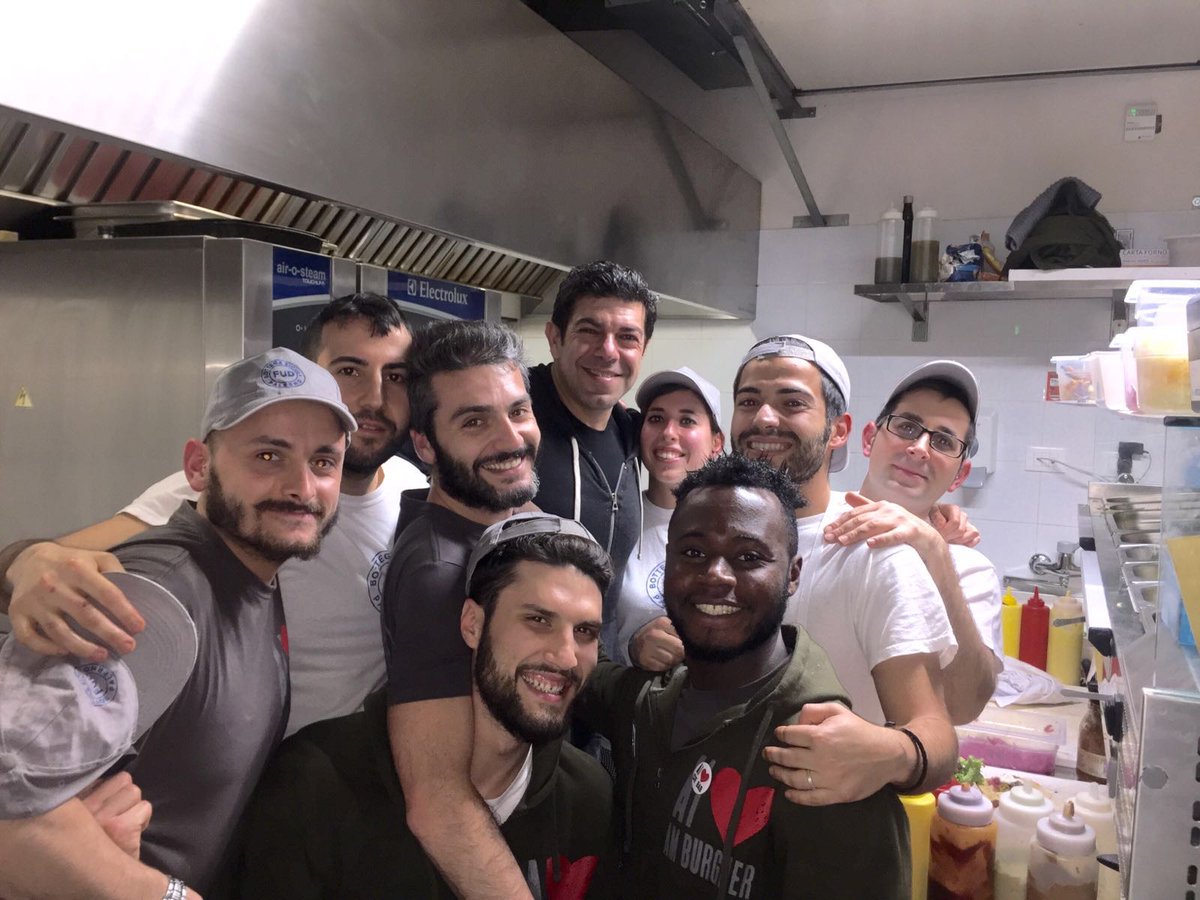 FUDbottega's tweet photo. Ieri è venuto a trovarci a Palermo @pfavino e non ci siamo fatti scappare l'occasione di una foto, anzi tre :) https://t.co/gCgd2X0Dvv