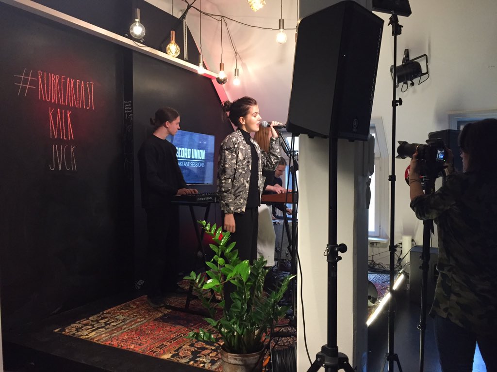 Subitoevent's tweet photo. Kan man starta en tisdag bättre än frukostmingel hos @recordunion med bra musik av kalk och jvck? #RUbreakfast https://t.co/sJ5d19sUz4