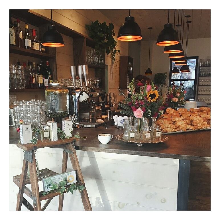 bicom_pr's tweet photo. Ce matin, nos invités découvrent les parfums @Heloisedev à travers un atelier créatif! #BrunchHdeV #HeloiseDeV https://t.co/35kzk9ZGlL
