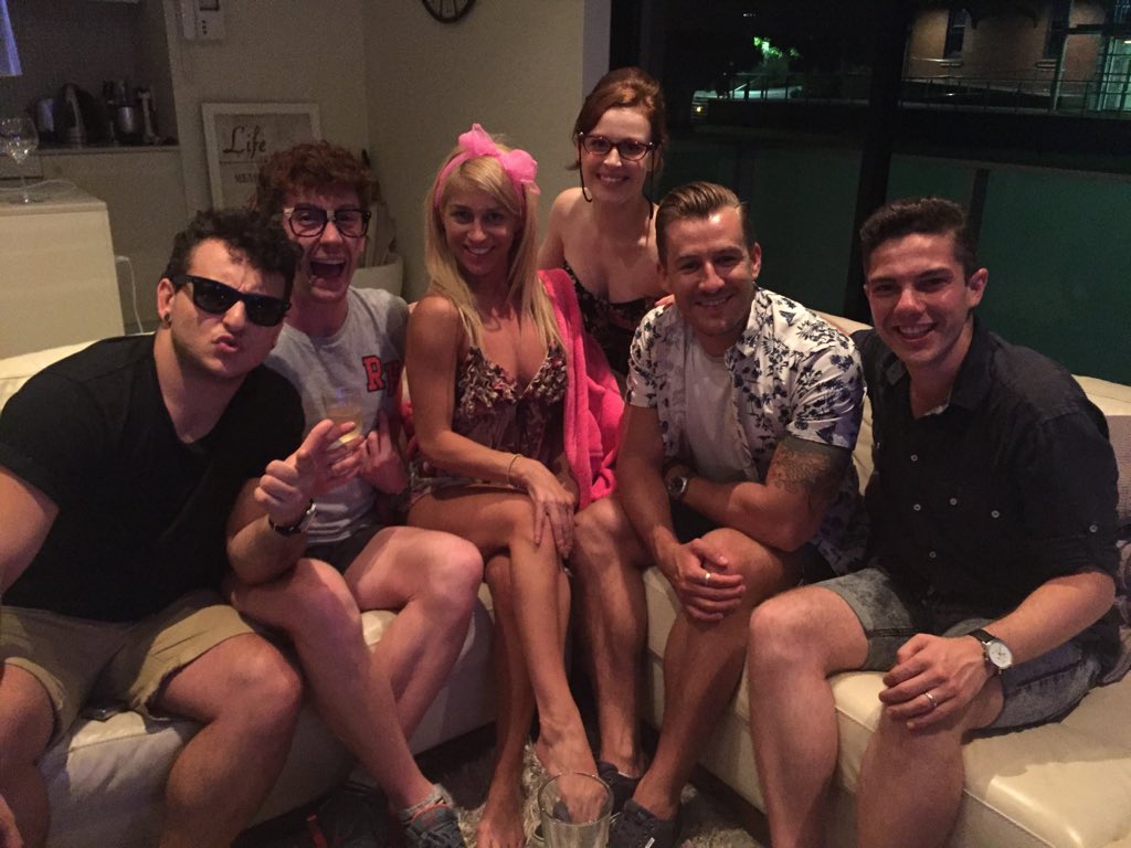 whirlyraz's tweet photo. Cast of @GreaseOzTour currently watching @GoGrease #greaselive #9greaselive https://t.co/ViO5PqkSQY