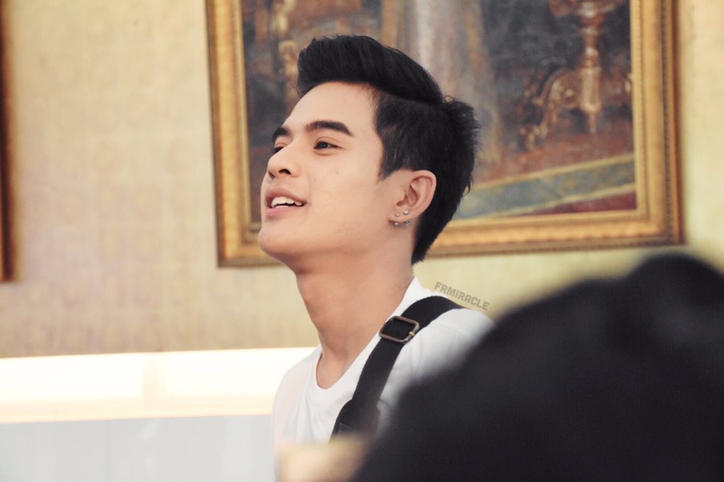 FRMIRACLE's tweet photo. อยากอุ้มกลับบ้าน...ได้มั้ยอ่ะ 🙈😆💚 #benzji #af12 https://t.co/4eu098Jpd1