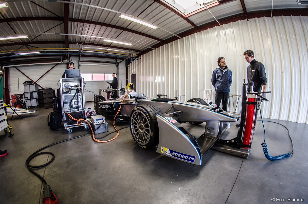 AlconUK's tweet image. Do you want to join The A-Team? We're looking for a Track Support Engineer. bit.ly/1UFJpwb #motorsport