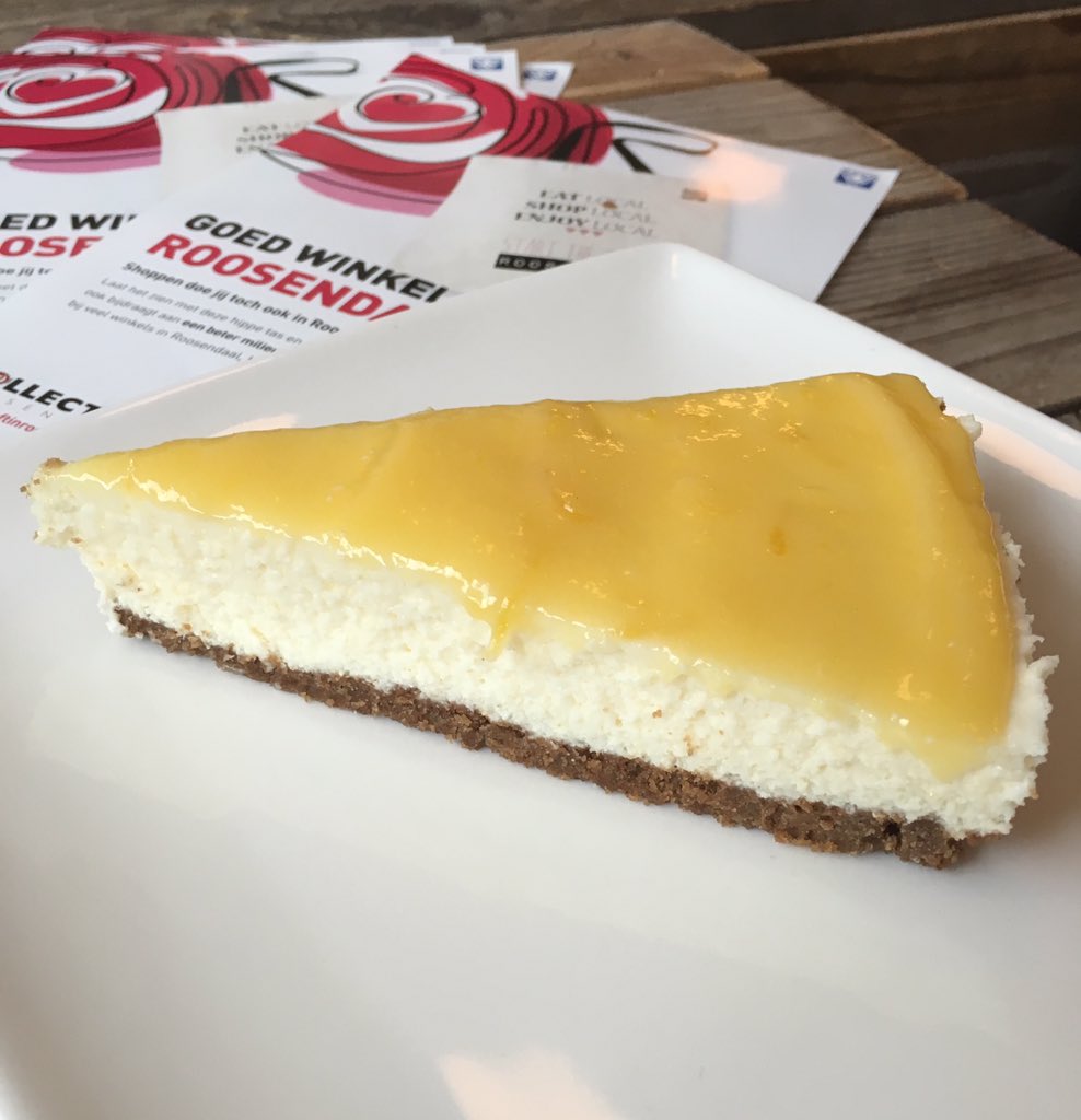 Homemade vanille cheesecake met lemoncurd topping, vandaag in de vitrine! ☕️ #paviljoenroosendaal #homemade #taart