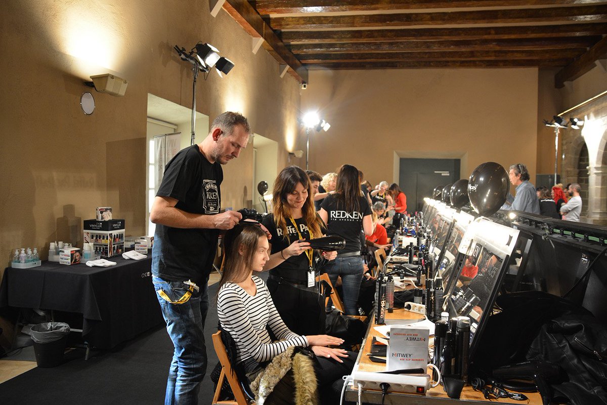 Nuduka's tweet photo. La Nuri Duran amb l’equip de #RaffelPages a la @080_bcn_fashion. https://t.co/VS6ULH7i6F