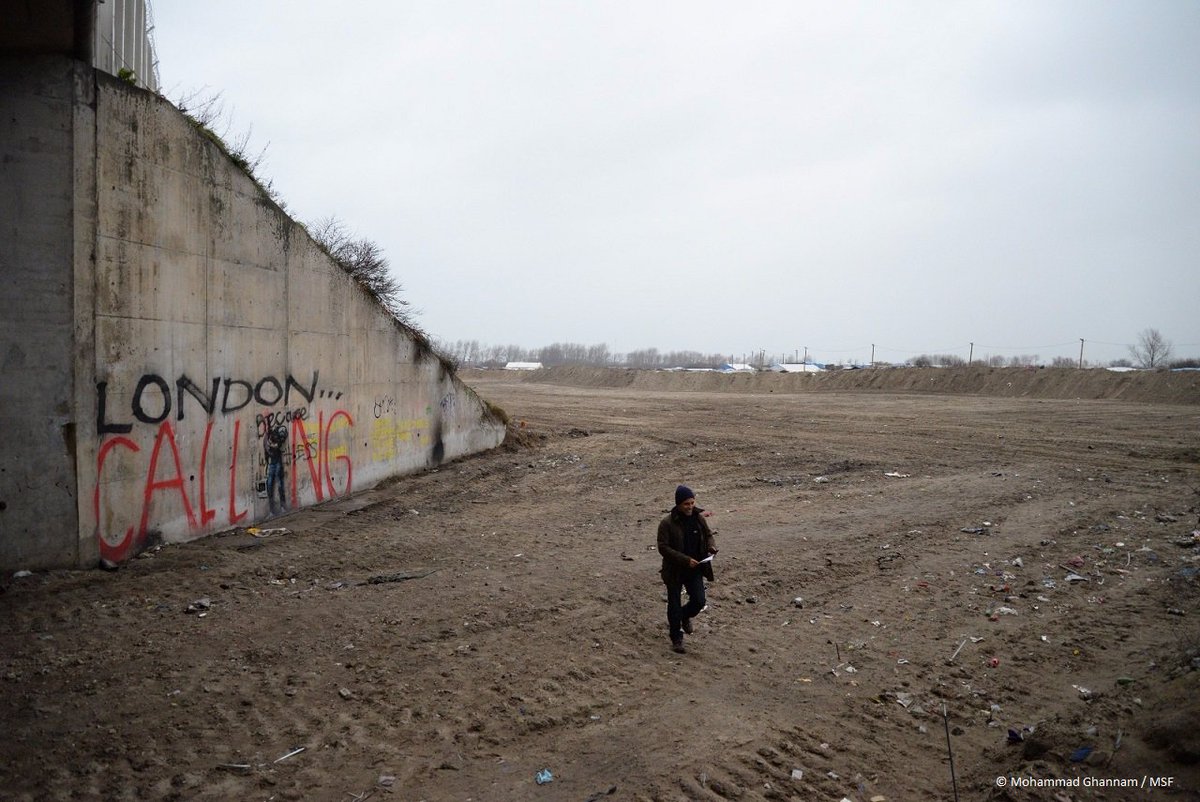 Police use tear gas and sometimes rubber bullets to stop asylum seekers' attempts to make it to the #UK 2/2