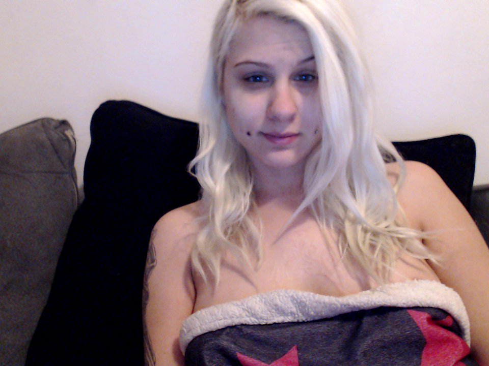 GoddessAiden's tweet photo. Good morning twitter people. Just woke up, hair's a mess, need a shower, and there's a hole in my cheek. #StillCute https://t.co/ZB54tw99i2