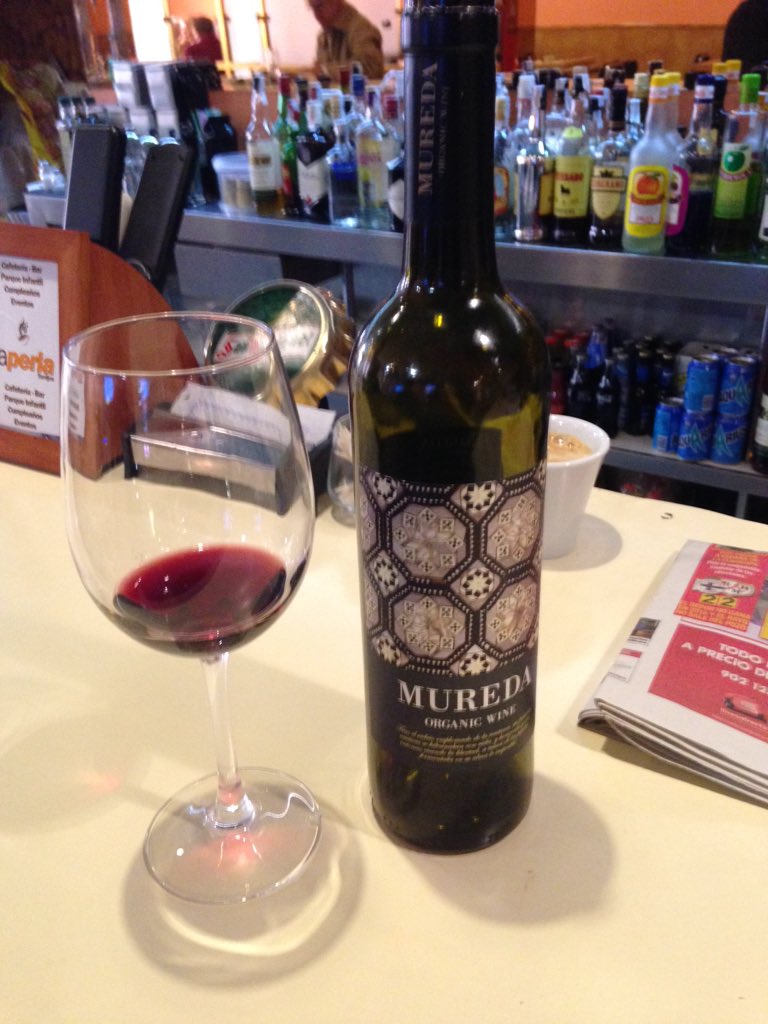 funeman74's tweet image. En la perla tomando un vino ecológico @JaviBenayas @josembenayas