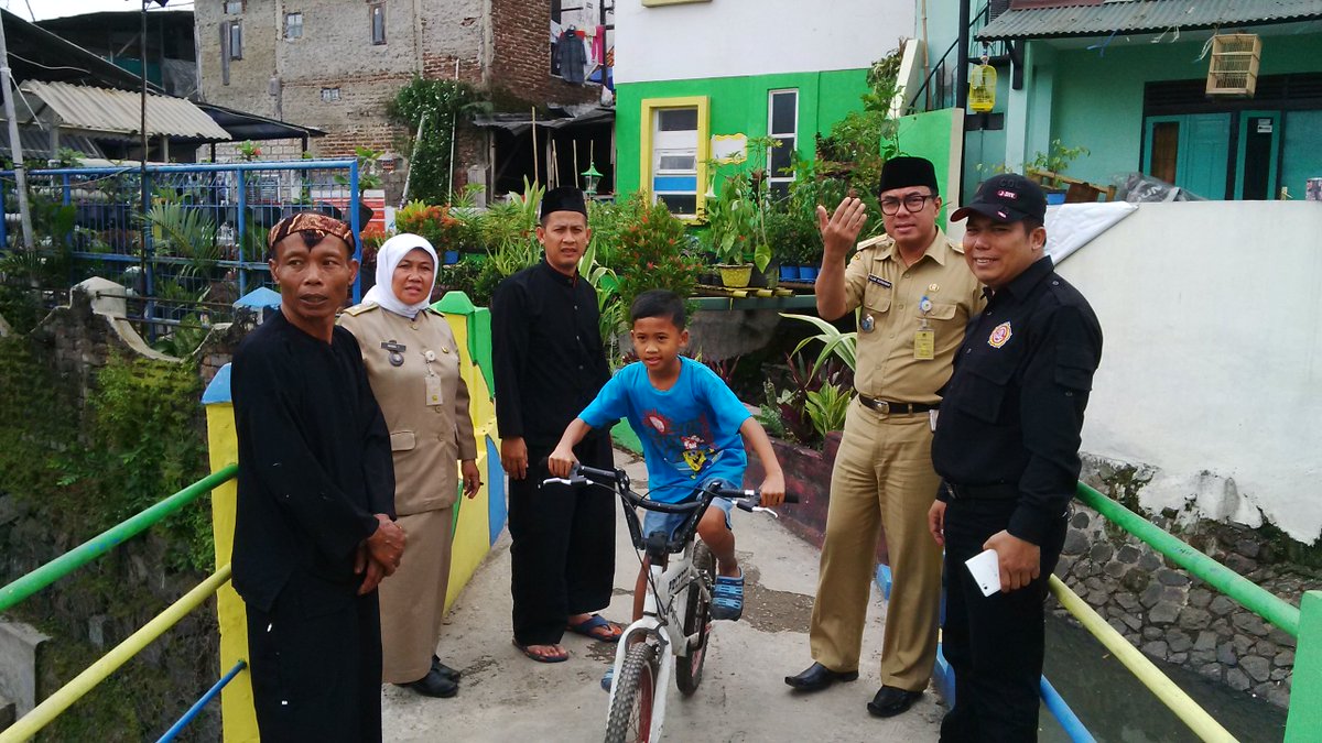abahwawan04's tweet photo. @ridwankamil @kec_cicendo pa camat cicendo dan bu lurah pajajaran memang kompak, selalu turun kewarga untuk kontrol https://t.co/TePqfUDUOz