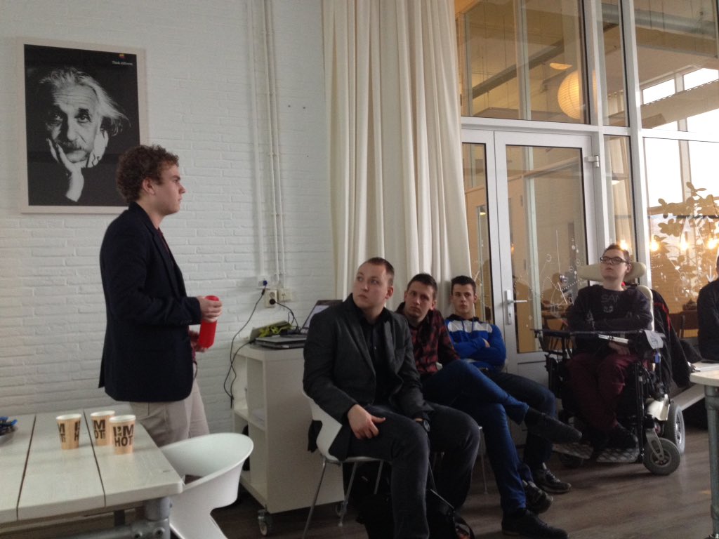 MerelvanRens's tweet photo. Gisteren mooie start vd @HZeeland minor #ondernemerschap met oa @leonbdv @DOK41. Nu de @Omdenken #Omdenkshow. https://t.co/SbZaxmTUMw