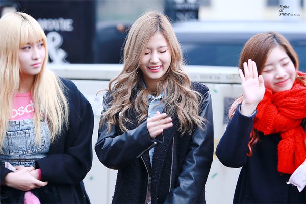SANA_Thailand's tweet photo. [PIC] 151128 Music Core #SANA #사나 #さな #サナ #트와이스 #TWICE #OOH_AHH하게 ©flakeofsnow1229 https://t.co/H0Zz6CB20q