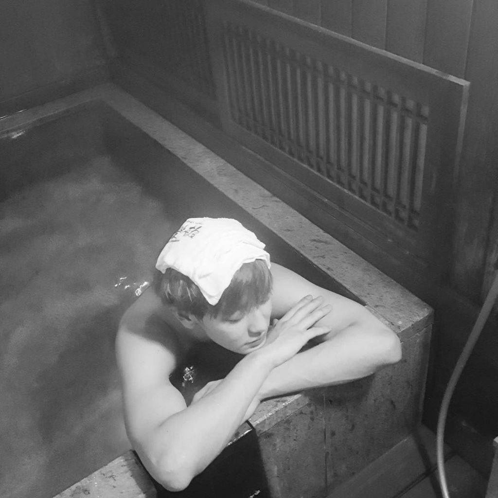 namja1to4's tweet photo. [Yeolstagram] #hakone https://t.co/qFhhgPcziK https://t.co/v05IfjLDci https://t.co/zNg7fFvigs