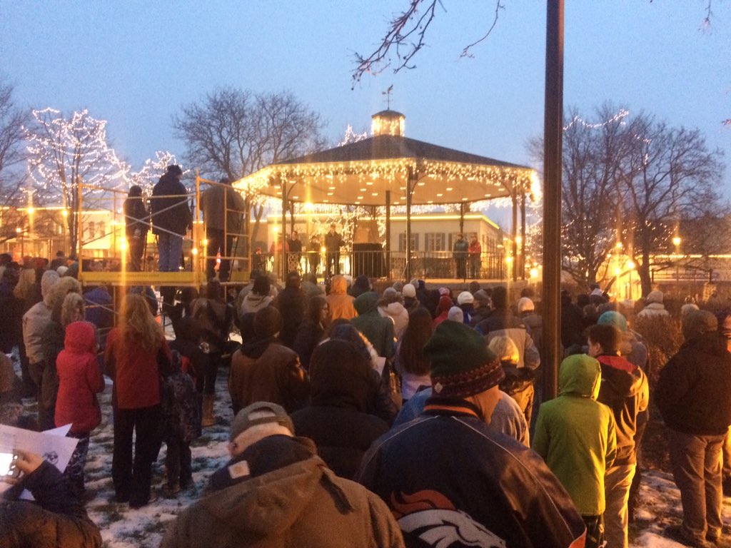 Crowds are anxiously awaiting the arrival of Woodstock Willie #GroundhogDay