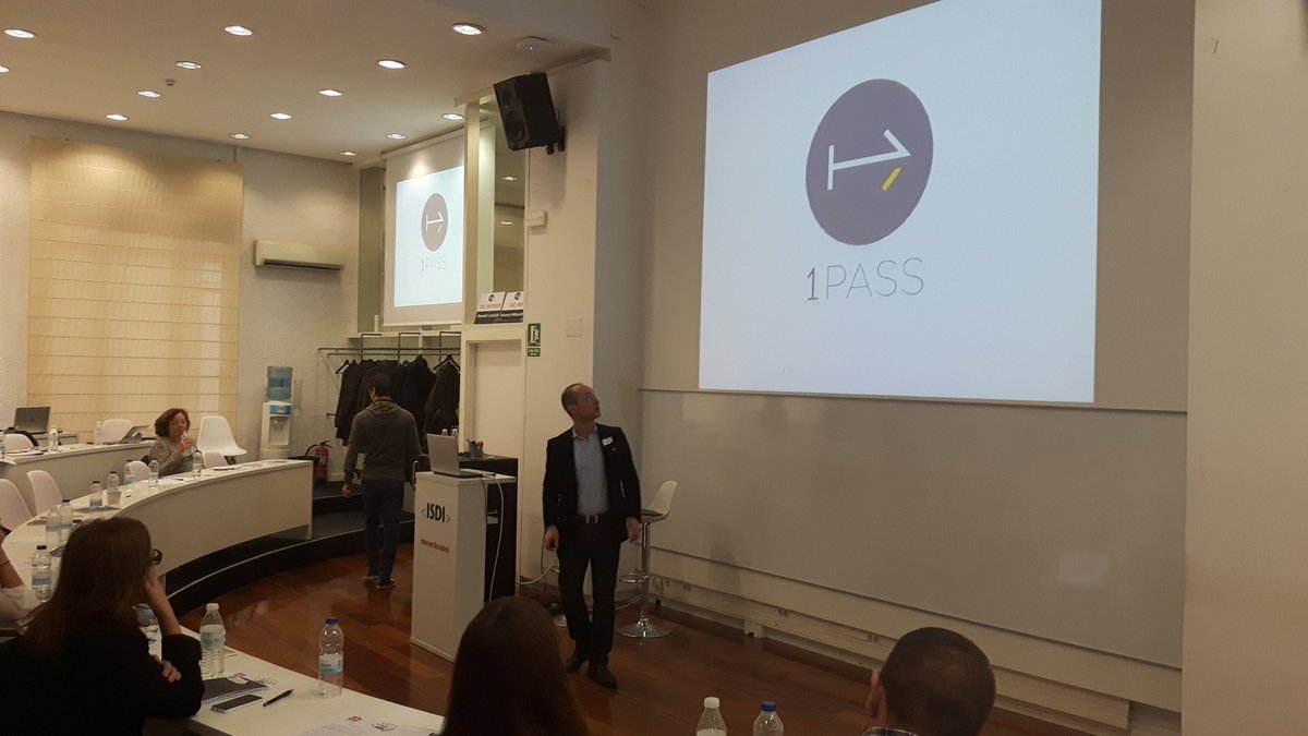 RevistasARI's tweet image. Es el turno de Mark Smith en la última ponencia de #VINNOVATIONDAY #1Pass El pago por artículo a sólo un botón.