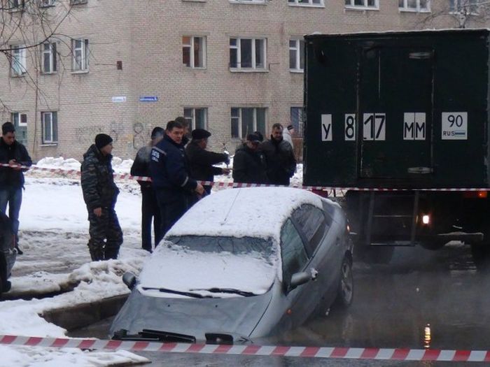 Фото. КАМАЗ порвал на 2 части застрявший в яме автомобиль ruslike.com/kamaz