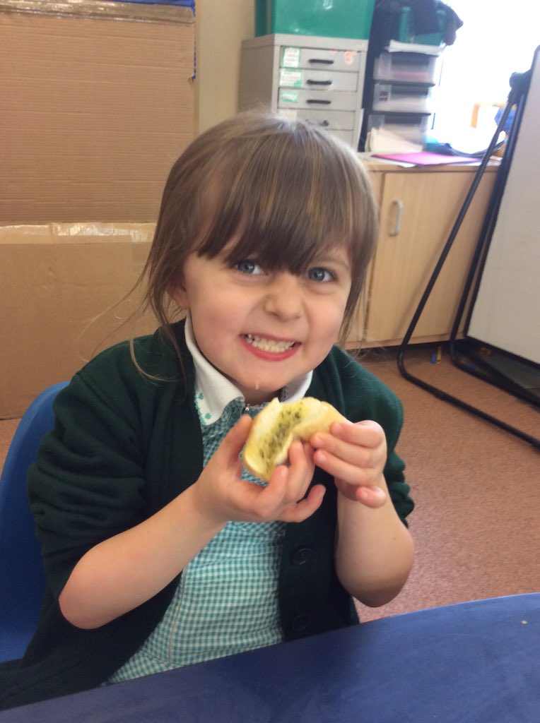 BlackbirdMPS's tweet photo. @manor_primary Here we are tasting garlic bread after learning about Italy! 🇮🇹 https://t.co/xKHGBtzkA1