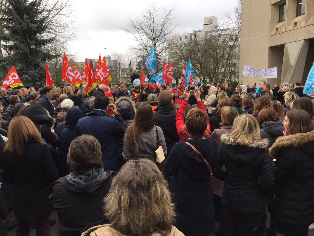 fchouat's tweet photo. À crédit Agricole Consumer Finance @VilledEvry av @stefraffalli pour soutenir les employés en grève. Non au départ ! https://t.co/Hkd3zuRWtD
