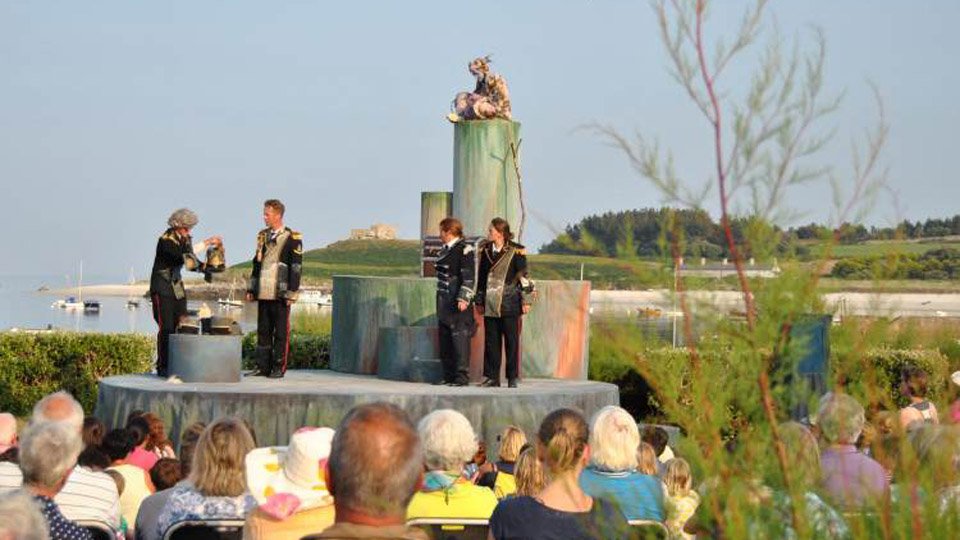 Excited to say <a href="/MiracleTheatre/">Miracle Theatre</a> will be back on #Tresco this summer - July 28th is the date! tresco.co.uk/enjoying/event…