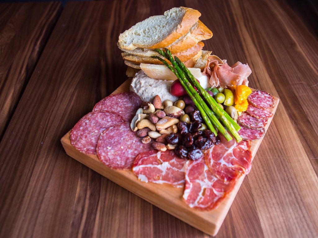 303_Magazine's tweet image. Where to Watch &amp;amp; What to Eat in #Denver for #SuperBowl50 bit.ly/1nDHTjp