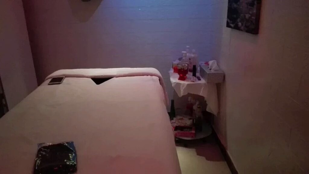 من فيه محتاج مساج تراي فاضي وعندي مكان 
مساج استرخائي +مساج سويدي + مساج سكسي 
الجاد بس يجي خاص 
#بوث
#سالب 
#مبادل