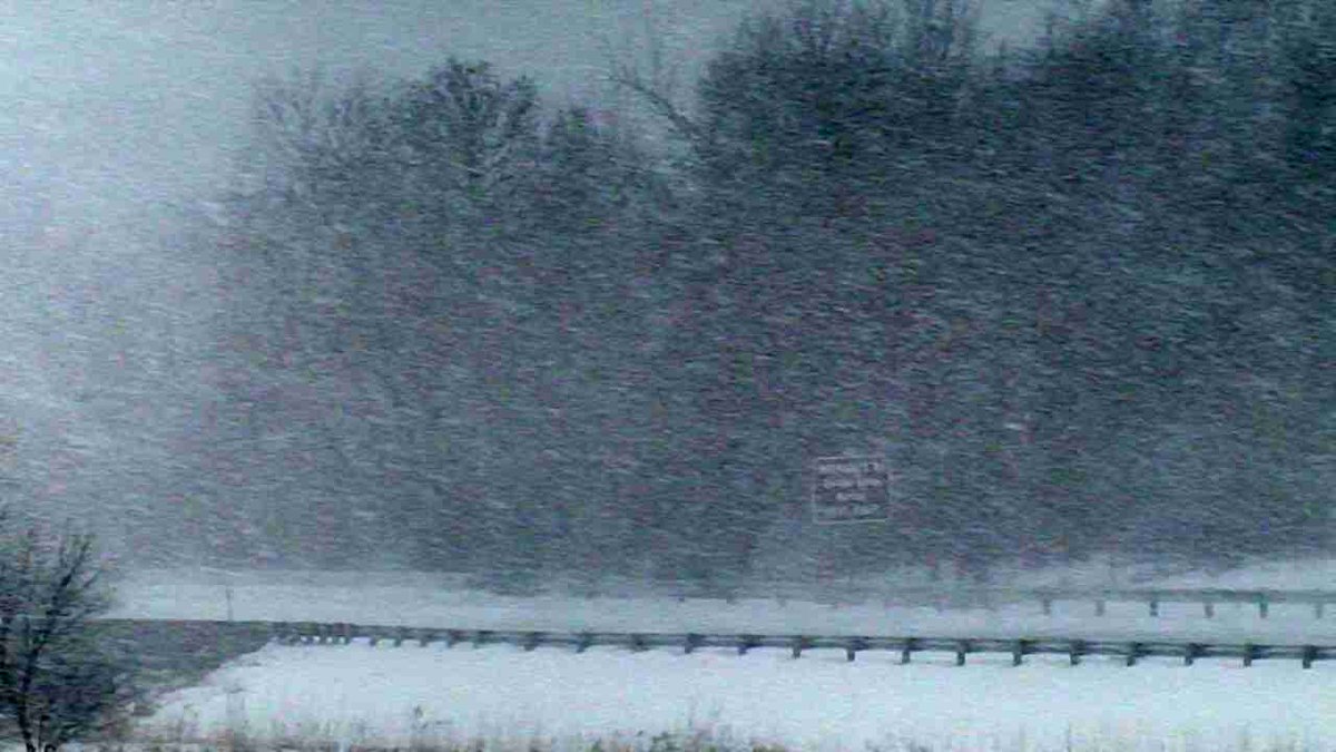 mark_tarello's tweet photo. WOW! Snow becoming heavier along Interstate 90 seen in Blue Earth, Minnesota. Photo via MnDOT. #Snow #MNwx #Travel https://t.co/wBN738zDi2