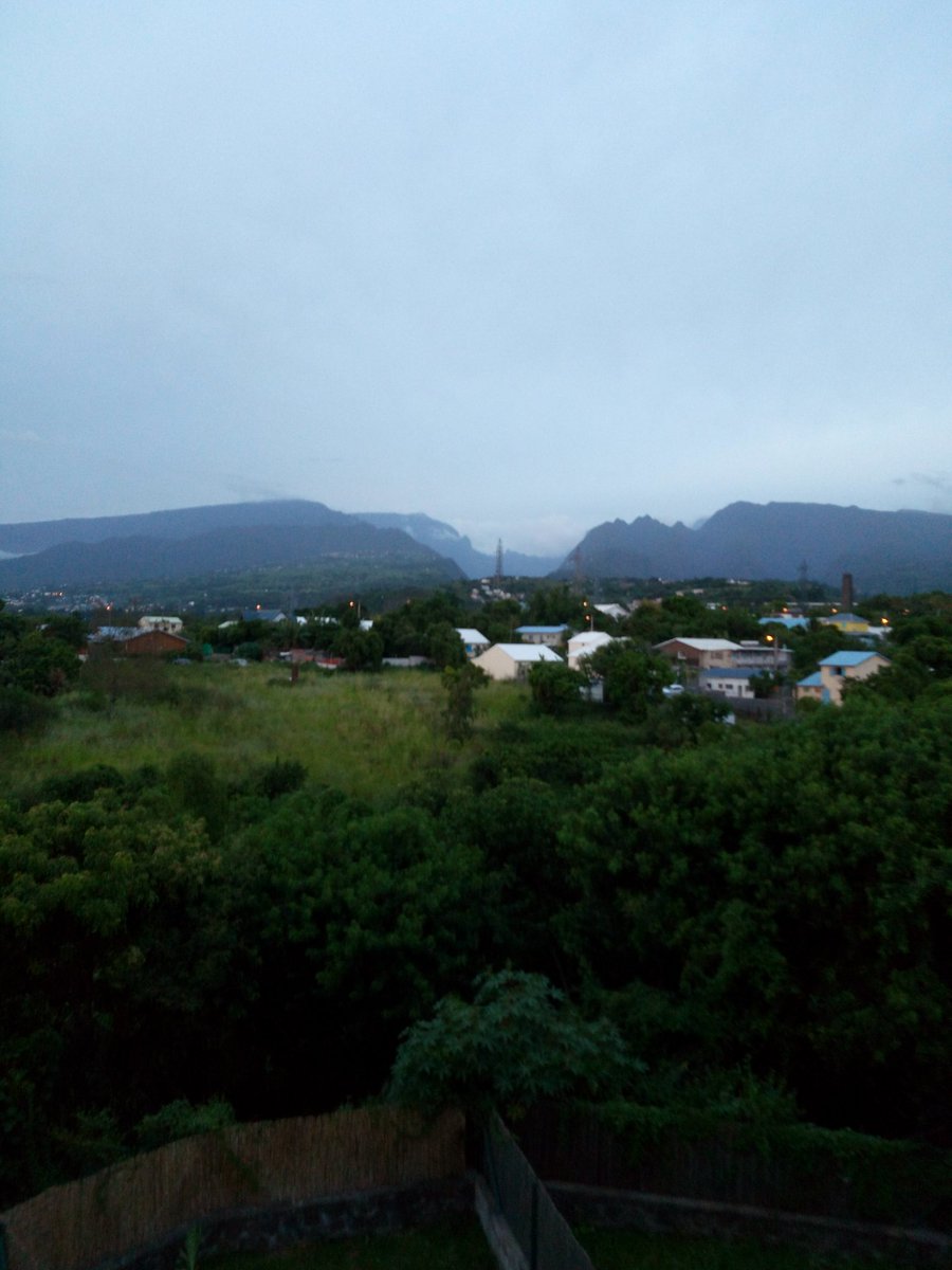 i_am_Meily's tweet photo. Qd je regarde de ma fenêtre, j'ai l'impression de regarder un tableau. #MonPéïInTablo #LaReunion https://t.co/Ej2OOUceTY