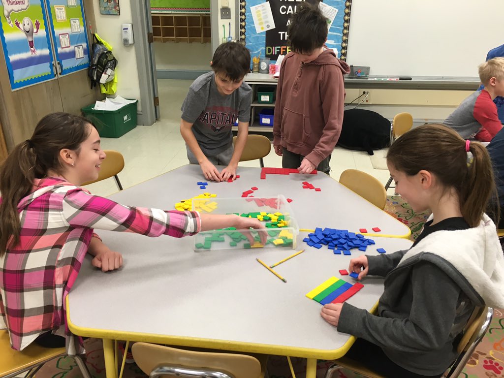 MrsHayes112's tweet photo. Make a rectangle that is 1/4 red. #exploreequivalentfractions @RaviniaSchool https://t.co/qNj4t1inyA