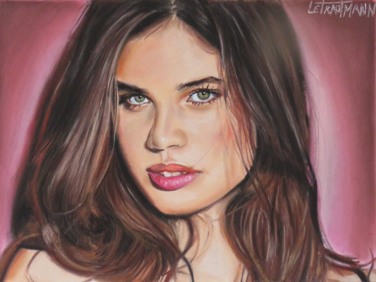 letrautmann's tweet photo. Desenho que fiz da @SaraSampaio https://t.co/oqRK9Mc4g1