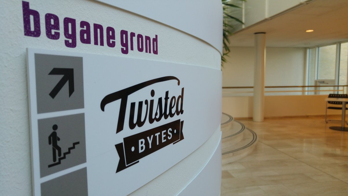 twistedbytes_nl's tweet photo. De stickers zitten erop dus volg de pijl voor een kop koffie. https://t.co/2SmL6ooNR1
