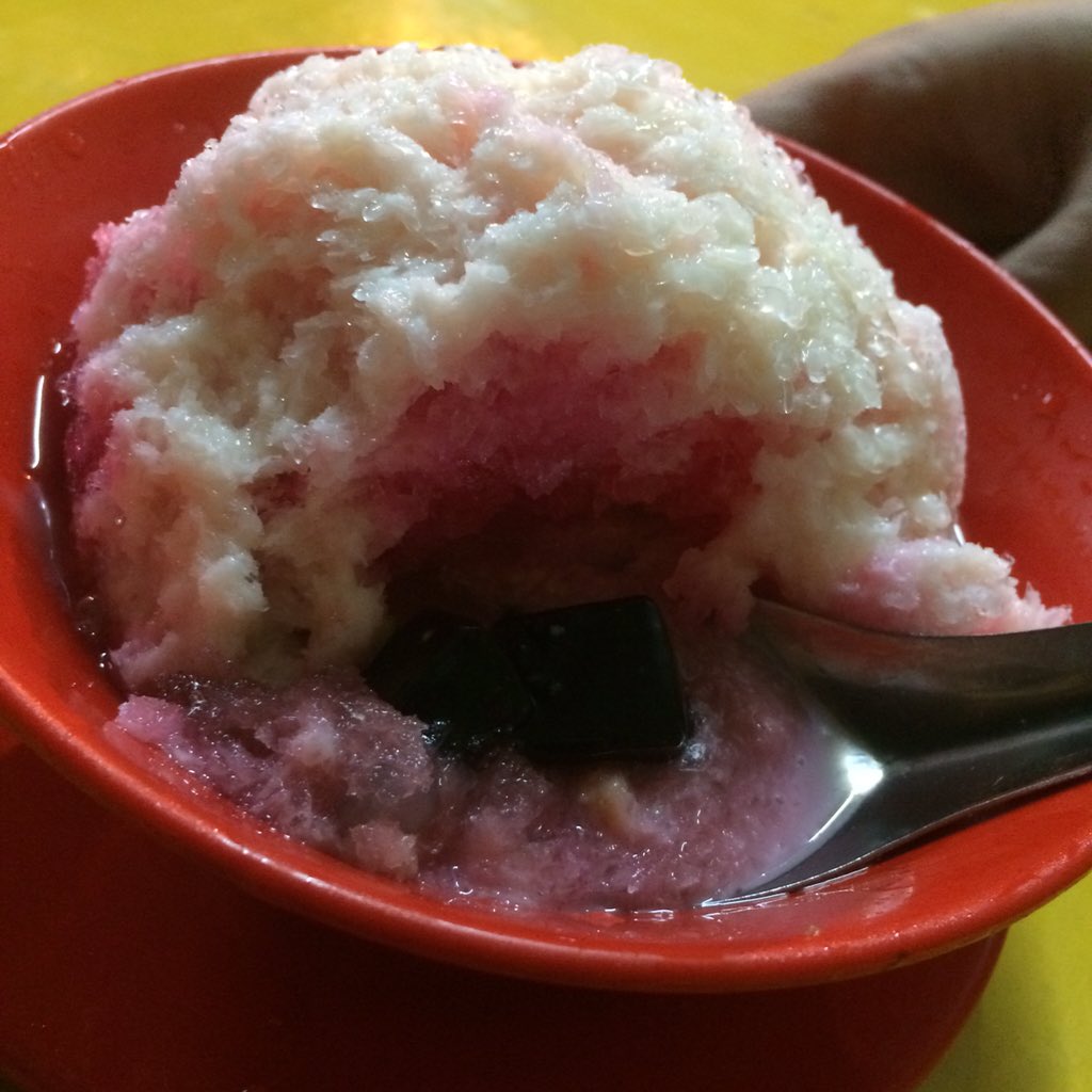 Hollaaa, tadi ada latihan, terus sekarang pulang latihan mampir dulu makan yang seger", hihih