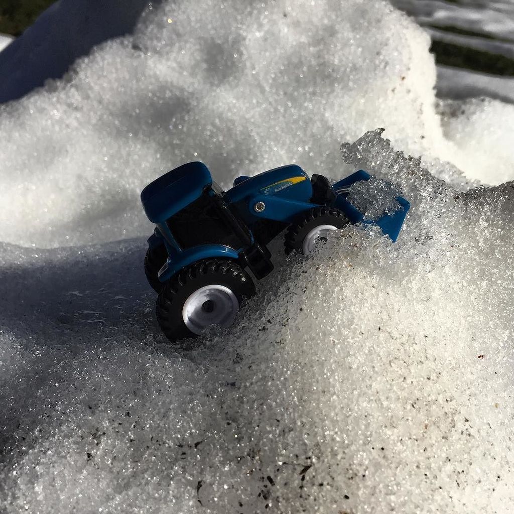 Latzke's tweet photo. #TinyTractor thought he'd help with snow removal #WashingtonMonument #WashingtonDC #blizza⦠https://t.co/2OUdFUy4U5 https://t.co/rPruMfmQuk
