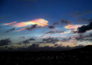 edinnews's tweet image. Weather: Edinburgh wowed by nacreous cloud display buff.ly/1X0jFfp   #Edinburgh
