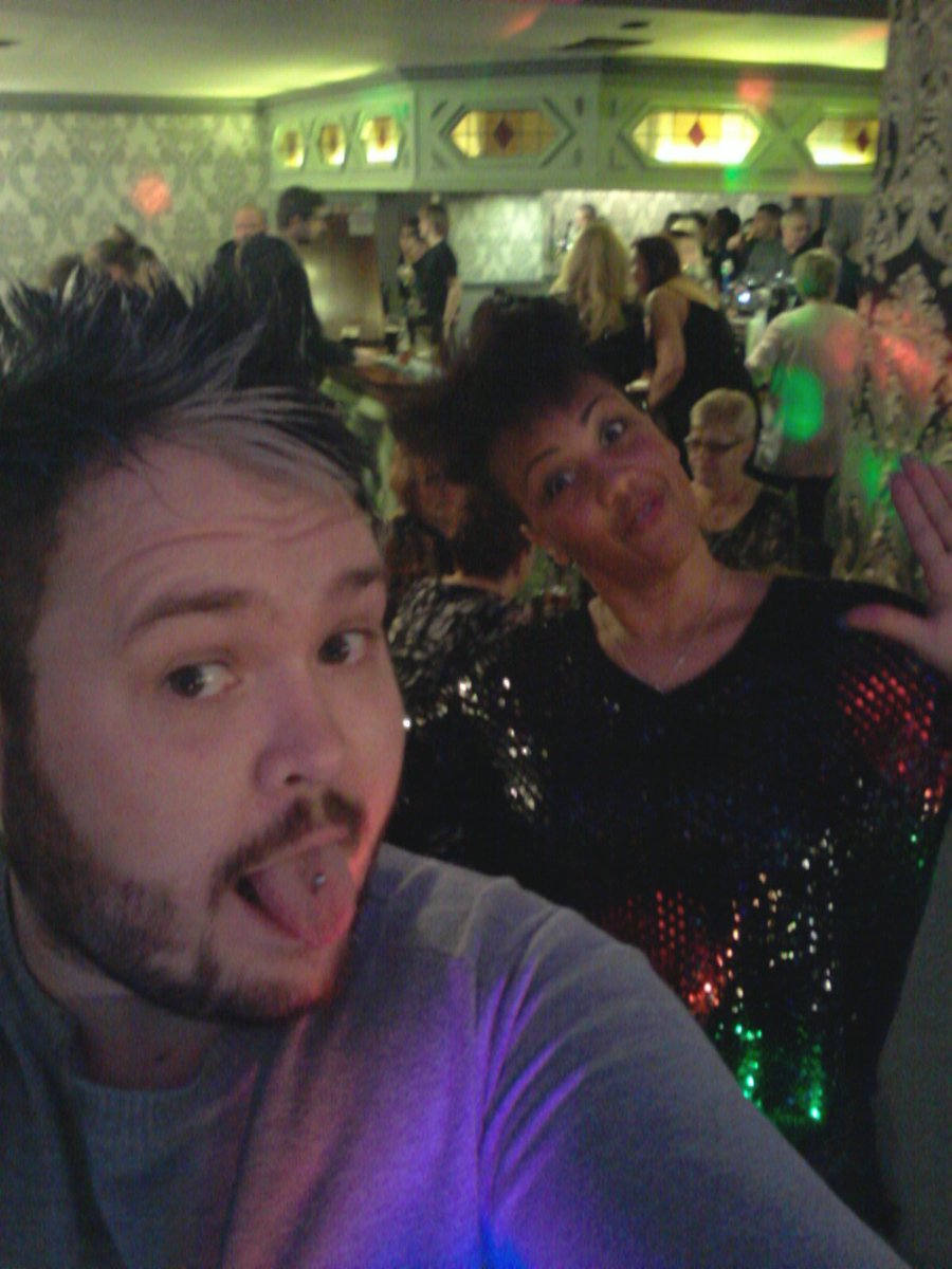 EpmEnts's tweet photo. #eleshaaswhitney #liverpool #thegren full house good night https://t.co/KJlRlf0X4w
