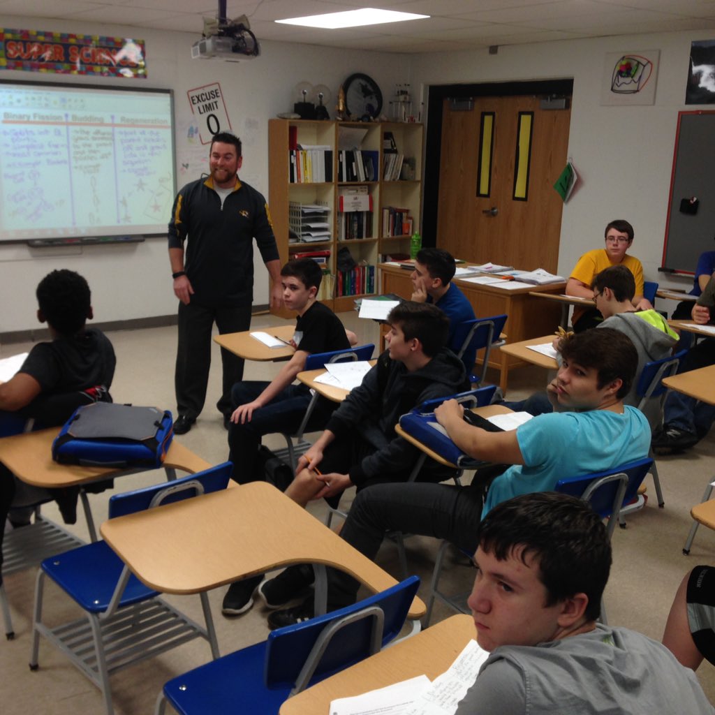 FestusR6Supt's tweet image. 8th Grade FMS studying STARFISH. #ScienceGuy