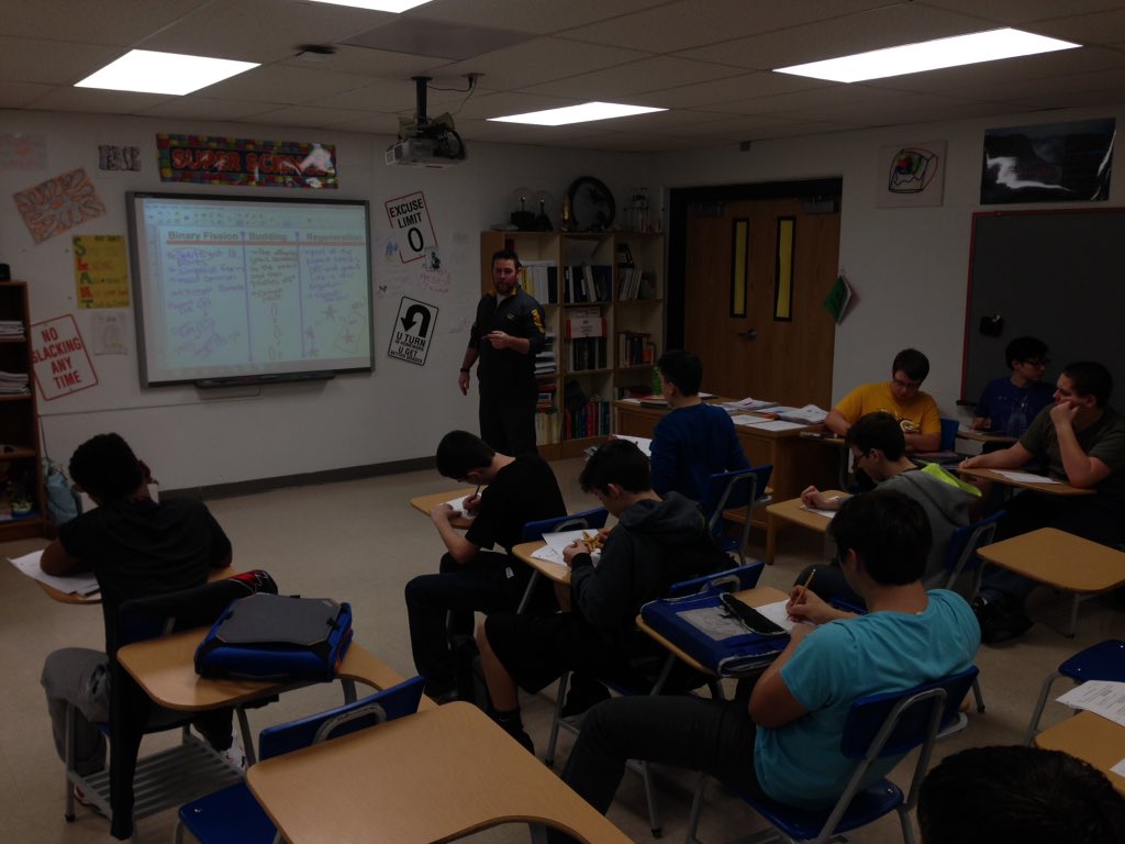 FestusR6Supt's tweet image. 8th Grade FMS studying STARFISH. #ScienceGuy