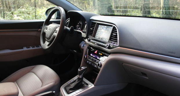 Autonet_ca's tweet photo. Elantra 2017 de @HyundaiCanada : la berline compacte pourrait bien atteindre le sommet https://t.co/7cWFQYqnSh https://t.co/1TxGdKvwtl