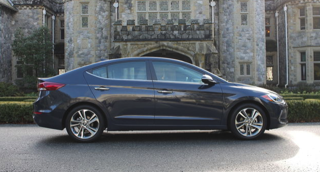 Autonet_ca's tweet photo. Elantra 2017 de @HyundaiCanada : la berline compacte pourrait bien atteindre le sommet https://t.co/7cWFQYqnSh https://t.co/1TxGdKvwtl