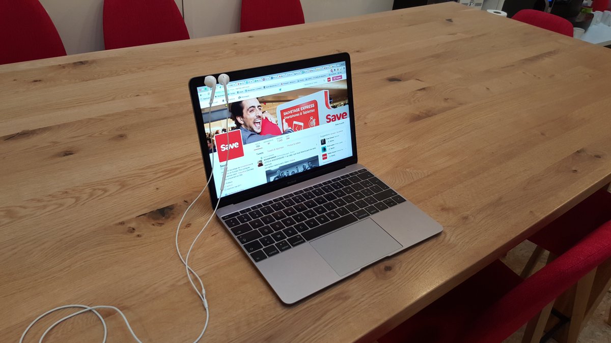 save's tweet photo. Si vous avez un Macbook, vos écouteurs d’iPhone devraient se fixer à l’écran. #Pratique https://t.co/NLOLfNLHoc