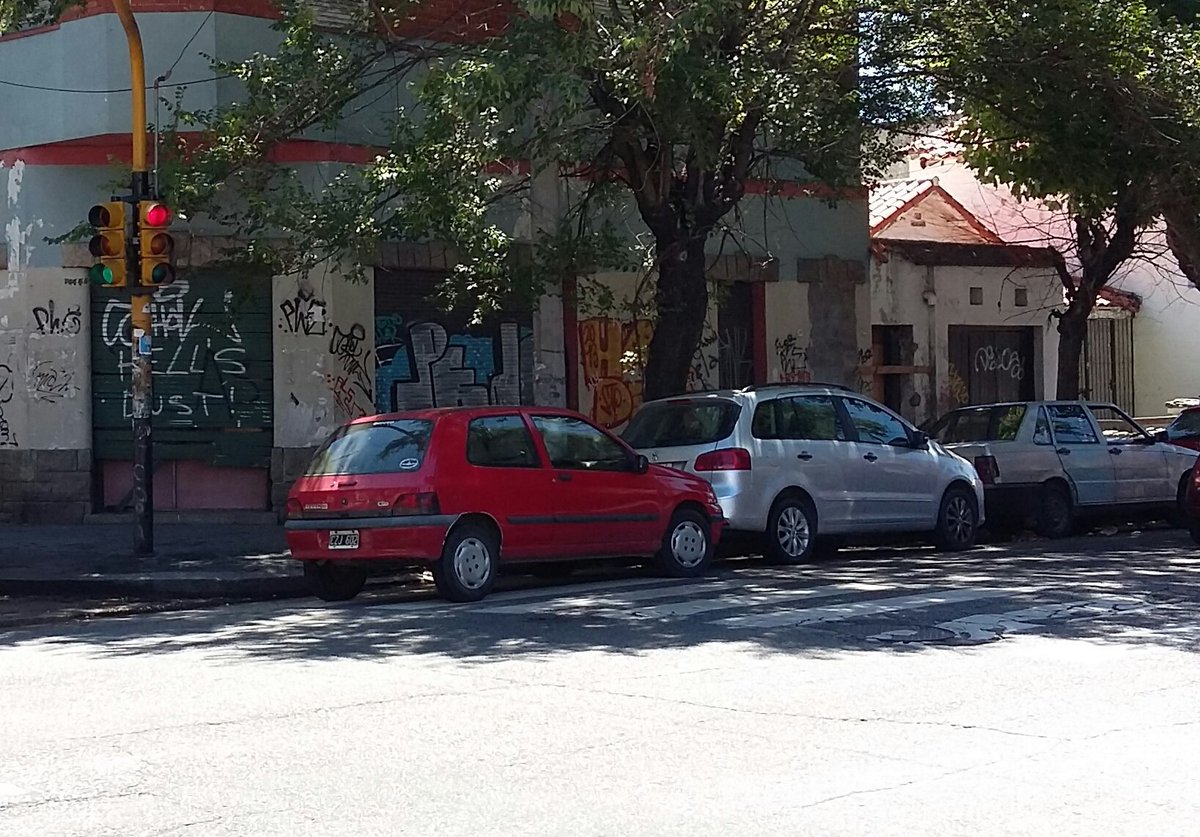 yonikolas_'s tweet photo. Doy vueltas como un boludo para estacionar y otros... #viveza #MarDelPlata  @MGPmardelplata #transito y la senda?? https://t.co/yHRtdoopwk